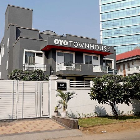 Oyo Townhouse 027 Sector 15 Gurgaon Hotel Екстериор снимка